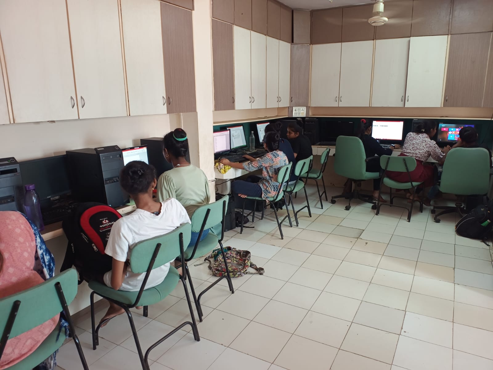 PROJECTOR & CLASS ROOM